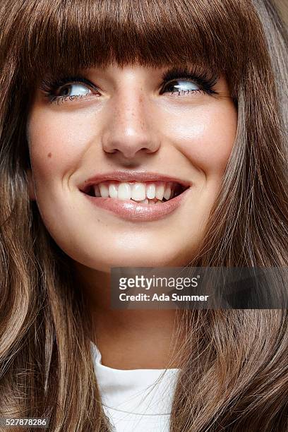 closeup smiling young woman - femme frange photos et images de collection