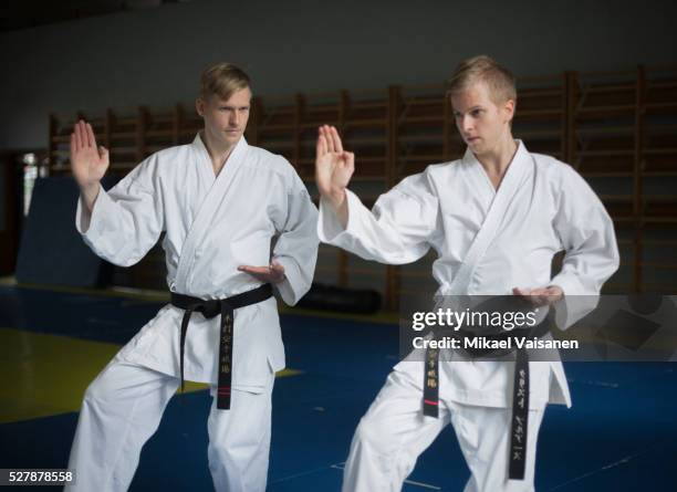 two karate practioners at training - dojo photos et images de collection