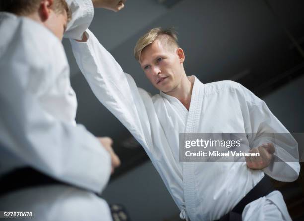 two karate practioners at training - dojo photos et images de collection