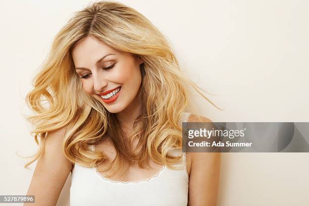 woman with wavy hair - frau beauty welliges haar stock-fotos und bilder