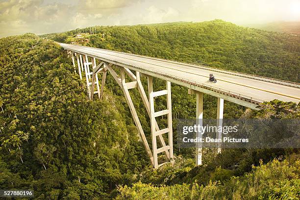 bacunayagua bridge, matanzas province, cuba - matanzas stockfoto's en -beelden