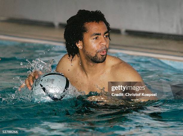 Fussball : Deutsche Nationalmannschaft Training 2005, Duesseldorf, 06.02.05;Patrick OWOMOYELA;Aqua Jogging