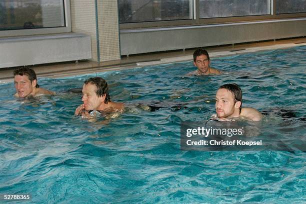 Fussball : Deutsche Nationalmannschaft Training 2005, Duesseldorf, 06.02.05;Aqua Jogging;Bastian SCHWEINSTEIGER, Physiotherapeut Klaus EDER, Thomas...