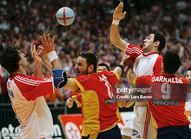 Handball/Maenner : WM 2005, Finale, Rades/Tunis, 06.02.05;Kroatien - Spanien ;Igor VORI/CRO, Iker ROMERO/ESP, Ivano BALIC/CRO, Mateo GARRALDA/ESP
