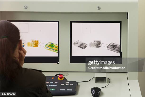 aeropuerto de verificación de seguridad - security check fotografías e imágenes de stock