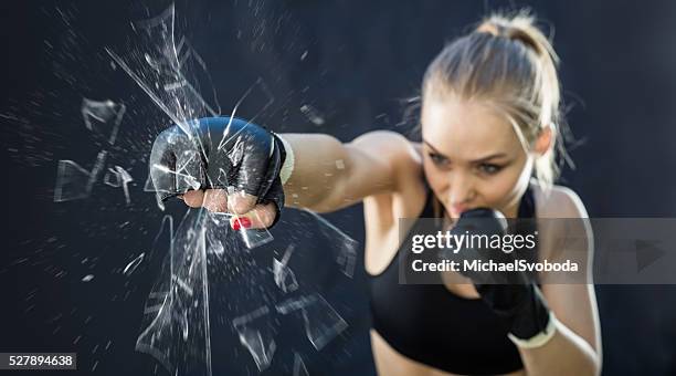 frau kämpfer stanzen nahaufnahme glas zerschlagenden - glory kickboxing stock-fotos und bilder