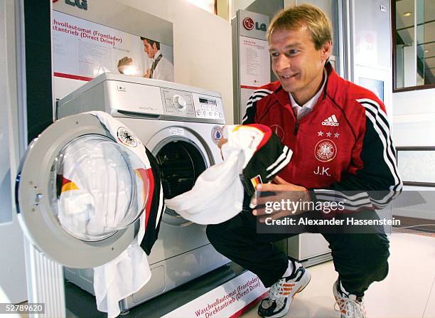 Fussball : Nationalmannschaft Deutschland 2005, Duesseldorf, 08.02.05;Pressekonferenz;Juergen KLINSMANN/Bundestrainer, wird zum neuen...