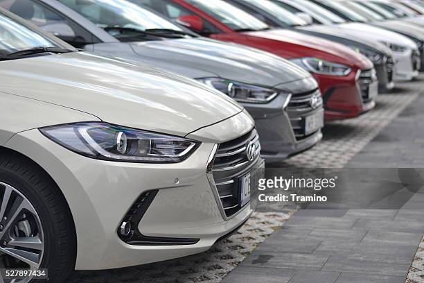 hyundai vehicles on the parking - hyundai stockfoto's en -beelden