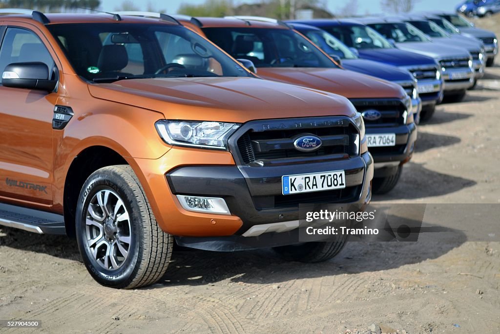 Ford Ranger Fahrzeuge in einer Reihe