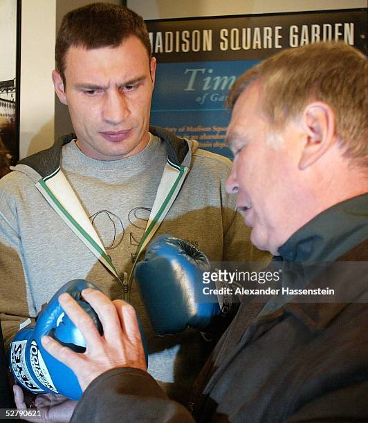 Kampf im Schwergewicht 2003, New York/Madison Square Garden; Vitali KLITSCHKO/UKR und sein Trainer Fritz SDUNEK probieren beim Wiegen die...