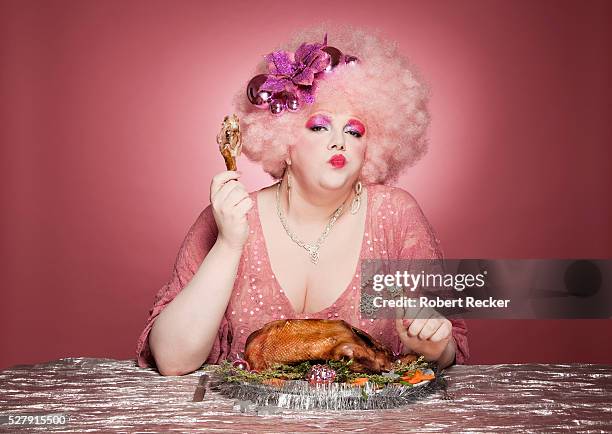 woman with flamboyant hairstyle and outfit in pink with roast goose - savoir vivre à table photos et images de collection