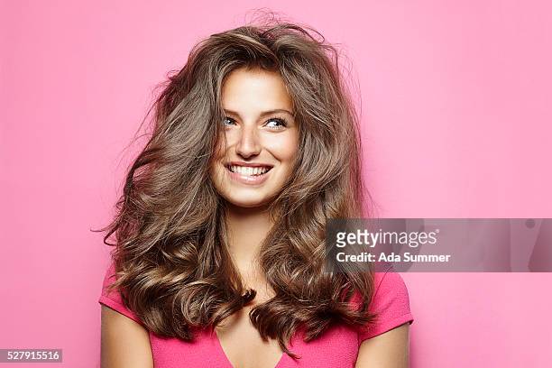 beautiful young woman with messy hair - lang fysieke beschrijving stockfoto's en -beelden