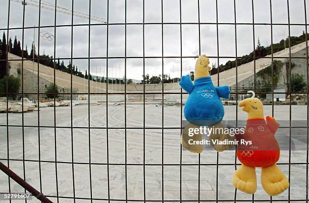 Olympische Spiele Athen 2004, Athen; Maskottchen PHIVOS und ATHINA vor dem Panathinaiko Stadion ;