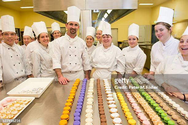 group portrait of trainee chefs with their head chef - kochlehrling stock-fotos und bilder
