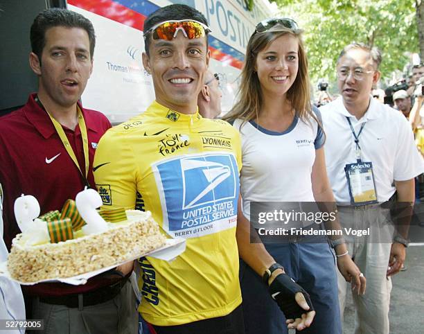 Tour de France 2003, 5. Etappe; Troyes - Nevers; Victor Hugo PENA/COL - Team US Postal - erhaelt eine Geburtstagstorte