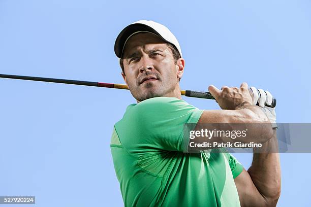 young man plying golf - golf player stockfoto's en -beelden