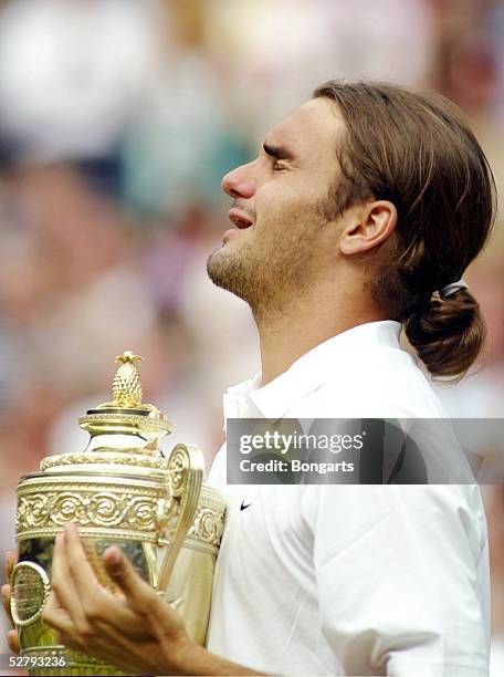 Wimbledon 2003, London; Maenner/Einzel/Finale/Siegerehrung; Sieger 2003 Roger FEDERER/SUI mit Pokal