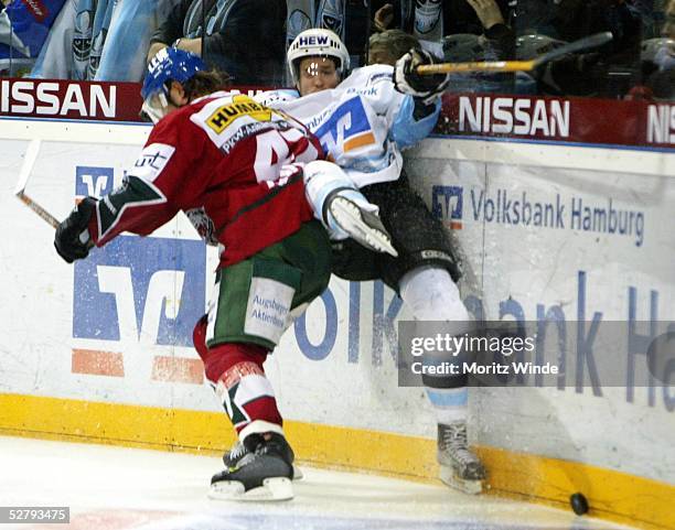 Bodycheck Eishockey Bodycheck Photos and Premium High Res Pictures - Getty Images