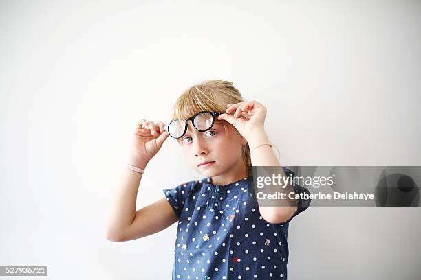 a 8 years old girl with glasses - 8 9 years fotos stockfoto's en -beelden