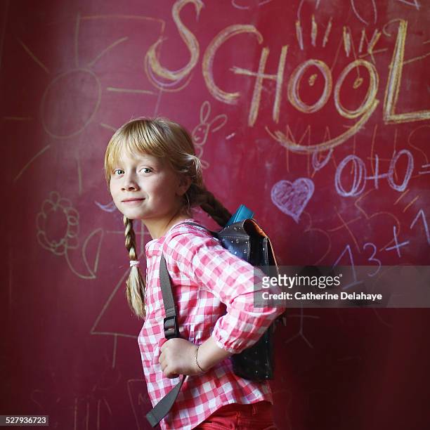 a 8 years old girl with a schoolbag - 8 9 years stock-fotos und bilder