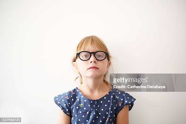 a 8 years old girl with glasses - 8 9 years stock-fotos und bilder