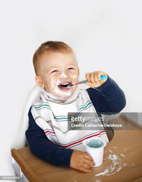 a 2 years old boy eating - baby eating yogurt stockfoto's en -beelden
