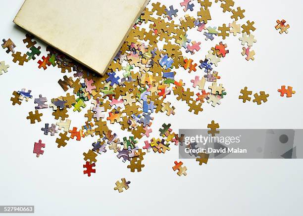 spilled puzzle on a white surface - puzzle photos et images de collection