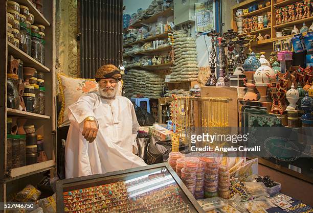 merchant in his shop in muscat souk, oman - governatorato de muscat - fotografias e filmes do acervo