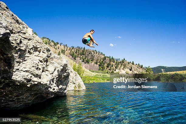 a man cliff jumping. - salto desde acantilado fotografías e imágenes de stock
