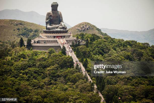 the worlds largest seated buddha on lantau island, hong kong. - tian tan buddha foto e immagini stock