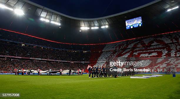 The team's of Atletico Madrid and Bayern Munich line up prior to UEFA Champions League semi final second leg match between FC Bayern Muenchen and...