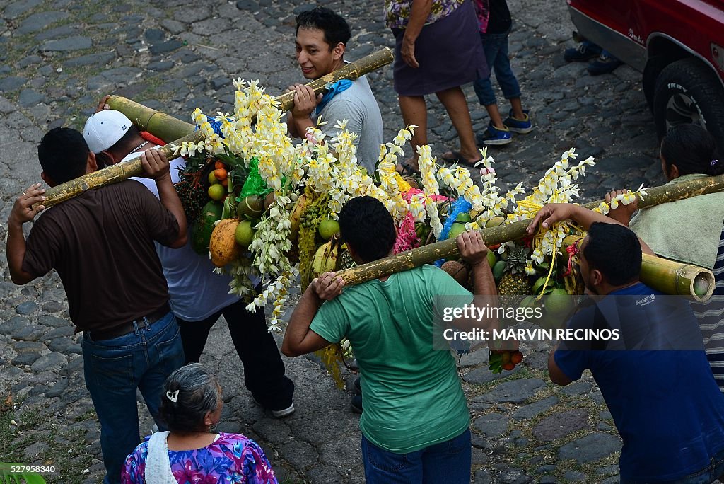 EL-SALVADOR-RELIGION-CROSS