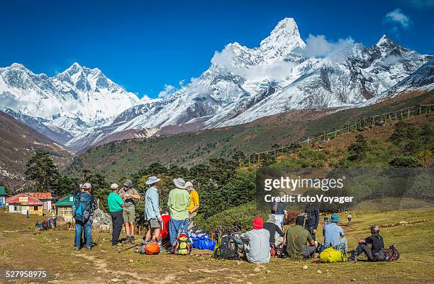 hikers on everest base camp trail below himalaya mountains nepal - mt everest base camp stock pictures, royalty-free photos & images