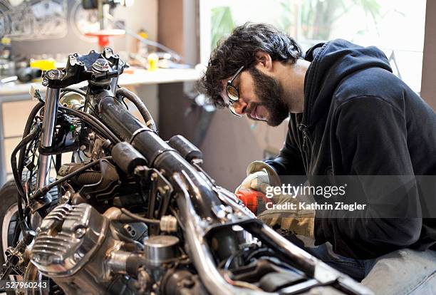 motorcycle mechanic polishing motorbike head - bike accessories bildbanksfoton och bilder