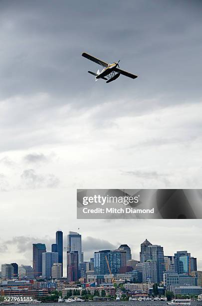 floatplane flying past seattle - seaplane stock pictures, royalty-free photos & images