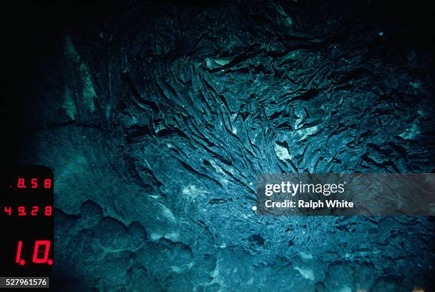 congealed lava on mid-atlantic ridge - volcán submarino fotografías e imágenes de stock