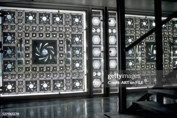 institut du monde arabe in paris: panels with diaphragms - institut du monde arabe stock pictures, royalty-free photos & images