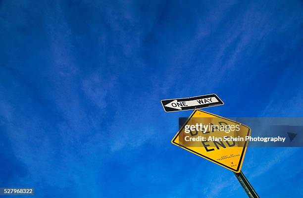 dead end and one way road signs - señal de calle sin salida fotografías e imágenes de stock