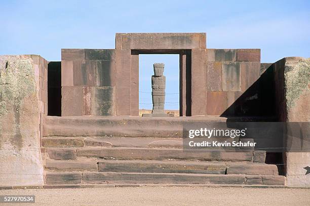 monolith in gateway of pre-incan ruins, tiahuanaco - ruïnes van tiahuanaco stockfoto's en -beelden
