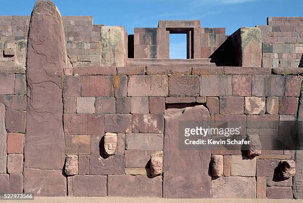 pre-incan ruins at tiahuanaco - ruïnes van tiahuanaco stockfoto's en -beelden