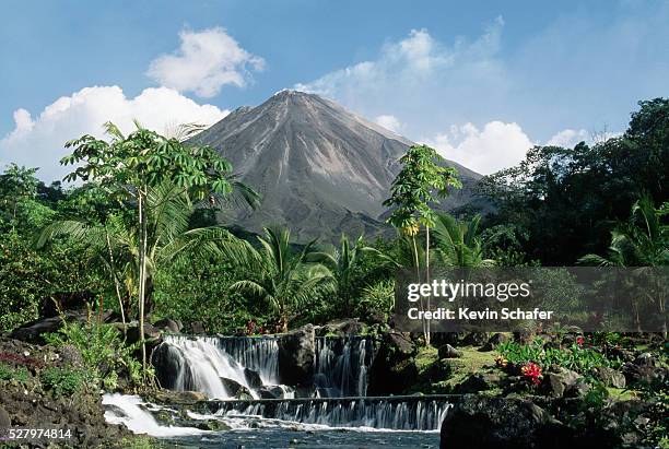 tabacon hot springs and volcan arenal - arenal volcano stockfoto's en -beelden