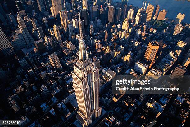 aerial of empire state building - empire state building fotografías e imágenes de stock