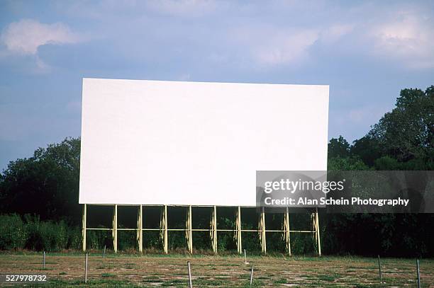 drive-in theater screen - drive in cinema stock pictures, royalty-free photos & images