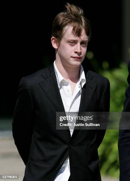 Actor Macaulay Culkin leaves the Santa Barbara County Courthouse after testifying in Michael Jackson's child molestation trial May 11, 2005 in Santa...