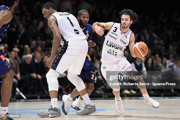 Michele Vitali of Obiettivo Lavorocompetes with Jerome Dyson of Manital during the LegaBasket match between Virtus Obiettivo Lavoro Bologna v...