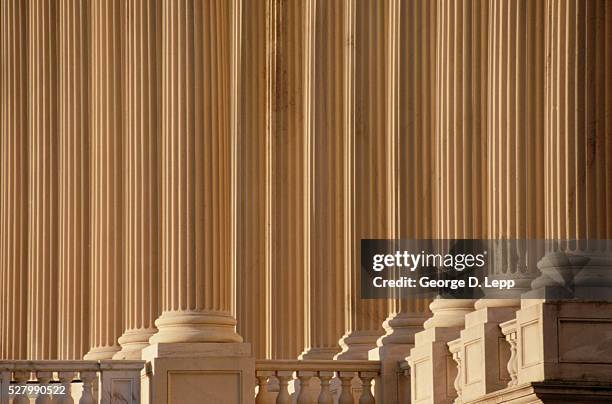 columns at the capitol building - colonne architecturale photos et images de collection