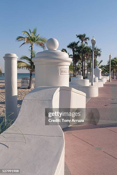 wall along beachfront sidewalk - broward county stock pictures, royalty-free photos & images