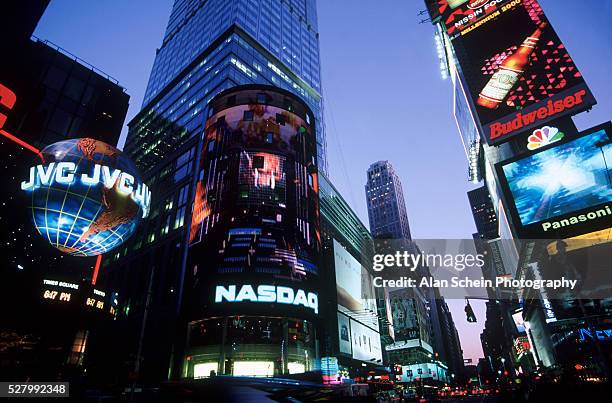 nasdaq - broadway & 44th street, nyc - nasdaq fotografías e imágenes de stock