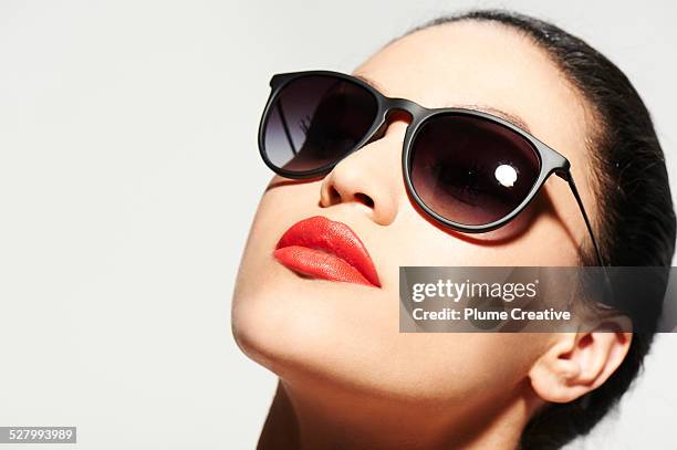 summer beauty - lady studio sonnenbrille stock-fotos und bilder