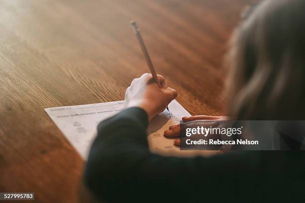 girl doing math homework - kinder schreiben stock-fotos und bilder